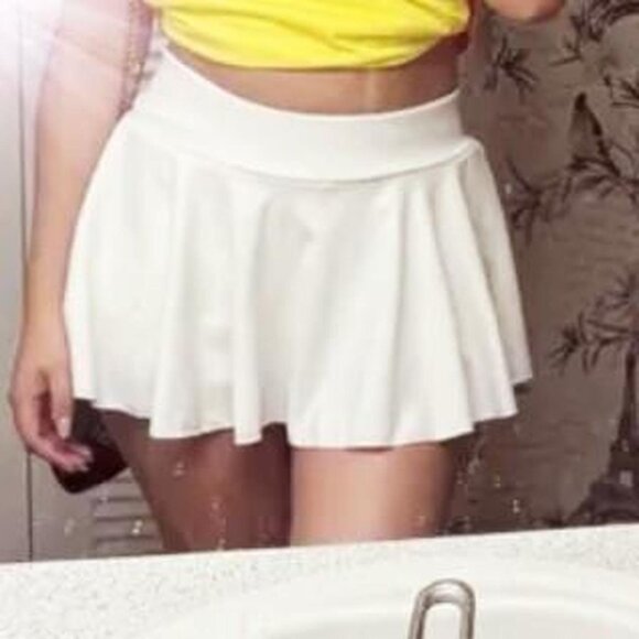 white tennis skirt with 2 pockets and shorts - Picture 2 of 4